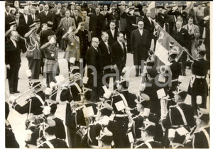 Fotografia d epoca originale 1956 PARIS BOIS DE BOULOGNE Giovanni GRONCHI accolto dalla Garde RÃ©publicaine 1