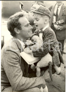 Fotografia d epoca originale 1960 PARIS ORLY Charlton HESTON in aeroporto con il figlio  Foto 13x18 cm 1