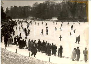 Fotografia d epoca originale 1954 PARIS BOIS DE BOULOGNE Lago ghiacciato trasformato in patinoire Foto 18x13 1