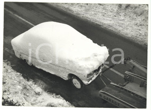 Fotografia d epoca originale 1971 MILANO Requiem per un auto  Carro attrezzi in azione dopo nevicata Foto 1