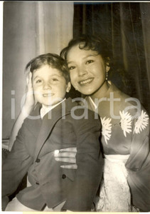 Fotografia d epoca originale 1956 FESTIVAL DI CANNES Akemi NEGISHI con il piccolo Edoardo NEVOLA Foto 1