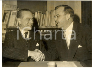 Fotografia d epoca originale 1957 PARIS UNESCO Gaetano MARTINO e Luther EVANS alla firma accordo culturale 1