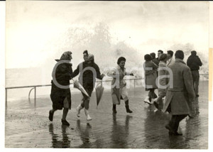 Fotografia d epoca originale 1961 NICE Promenade des Anglais  Tempesta mette in fuga i turisti Foto 18x13 1