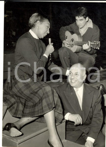 Fotografia d epoca originale 1959 PARIS Josephine BAKER canta per il direttore d orchestra Ray VENTURA Foto 1