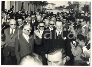 Fotografia d epoca originale 1955 ca SAN MAURO PASCOLI FC Arrivo di Giovanni GRONCHI in visita Foto 18x13 1