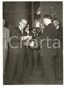 Fotografia d epoca originale 1955 ROMA Quirinale  Giovanni GRONCHI riceve auguri per onomastico Danneggiata 1