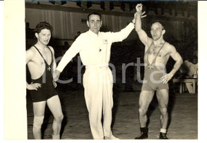 Fotografia d epoca originale 1953 NAPOLI Mondiali di lotta grecoromana  ANDENBERGER vs KNOL  Foto 18x13 1