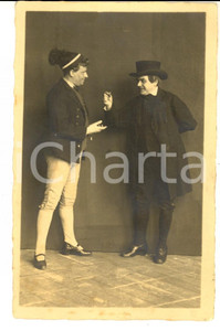 Fotografia d epoca originale 1920 ca TEATRO GERMANIA Scena comica tra borghese e lacchÃ¨  Foto cartolina 1