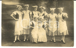 Fotografia d epoca originale 1922 FÃœRTH TEATRO Donne in scena vestite da domestiche  Foto cartolina RARA 1
