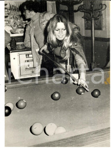 Fotografia d epoca originale 1971 SAINTTROPEZ Brigitte BARDOT durante una partita a biliardo  Foto 13x18 cm 1