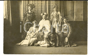 Fotografia d epoca originale 1910 GERMANIA TEATRO Attori dilettanti in abito storico  Foto cartolina VINTAGE 1