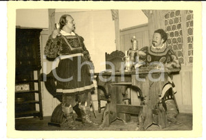 Fotografia d epoca originale 1940 ca BAD GRÃ–NENBACH  TEATRO  Coppia di attori in una farsa storica  Foto 1