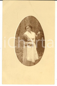 Cartolina originale da collezione Pasqua 1912 MALCHOW Ritratto di donna in giardino  Foto cartolina VINTAGE 1