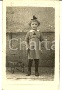 Fotografia d epoca originale 1922 THALMASSING D Ritratto di bambina con la seggiola Foto cartolina 1