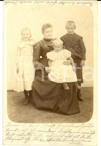 Fotografia d epoca originale 1901 RAHDEN D Ritratto di madre con i tre figli  Foto cartolina VINTAGE 1
