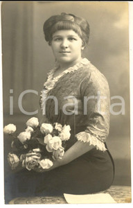 Fotografia d epoca originale 1914 WIEN Ritratto di donna con mazzo di fiori  Foto AmerikanPhotographers 1