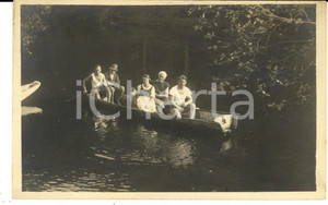 Fotografia d epoca originale 1930 ca GERMANIA Ritratto di famiglia in barca con il cane  Foto  VINTAGE 1
