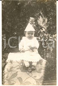Fotografia d epoca originale 1930 ca GERMANY Ritratto di bambino con cappellino in carta  Foto VINTAGE 1