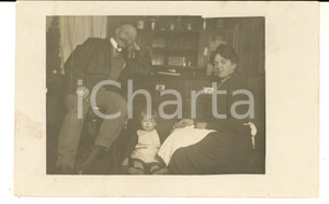 Fotografia d epoca originale 1911 IMMENSTADT Ritratto di famiglia in soggiorno  Foto cartolina VINTAGE 1