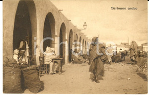 Cartolina originale da collezione 1920 ca COSTUMI Scrivano arabo sulla piazza di un villaggio  Cartolina VINTAGE 1