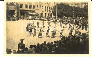Fotografia d epoca originale 1920 ca GERMANY Danze tradizionali in piazza  Foto cartolina VINTAGE 1
