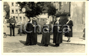 Fotografia d epoca originale 1940 ca CRIMMITSCHAU Due magistrati con giovane religiosa  Foto VINTAGE 1
