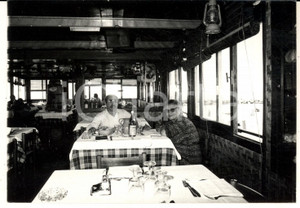 Fotografia d epoca originale 1979 MARINA DI PISA Ritratto di una coppia al ristorante  Foto VINTAGE 18x13 cm 1