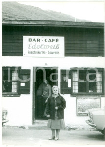 Fotografia d epoca originale 1979 PASSO DI MONTE GIOVO BZ Donna al bar Edelweiss Foto artistica 13x18 cm 1