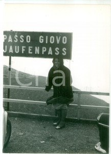 Fotografia d epoca originale 1979 PASSO DI MONTE GIOVO BZ Ritratto di una donna lungo il sentiero Foto 1