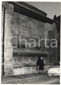 Fotografia d epoca originale 1976 ASSISI Veduta della FONTE OLIVIERA con FIAT 500 Foto ANIMATA 13x18 cm 1