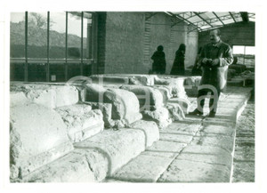 Fotografia d epoca originale 1972 POMEZIA Fotografo tra rovine antica cittÃ  di LAVINIUM  Foto VINTAGE 18x13 1