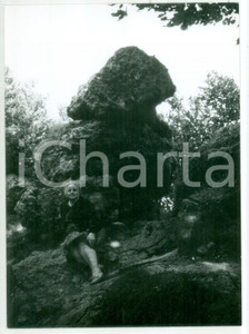 Fotografia d epoca originale 1978 MONTE AMIATA Ritratto femminile su masso della Madonna degli Scouts Foto 1