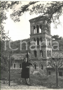Fotografia d epoca originale 1973 PALOMBARA SABINA Abbazia di SAN GIOVANNI  Ritratto femminile al campanile 1