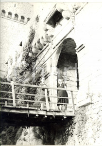 Fotografia d epoca originale 1970 SERMONETA LT Ponte levatoio del castello CAETANI  Foto ANIMATA 24x30 cm 1