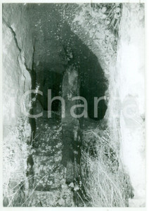 Fotografia d epoca originale 1981 VETRALLA Necropoli di NORCHIA  Interno di una tomba etrusca Foto 13x18 cm 1