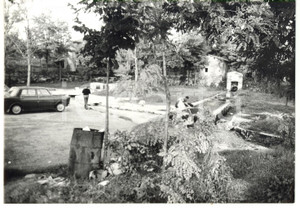 Fotografia d epoca originale 1980 FERENTINO FR Terme di Pompeo  Turisti attingono acqua alla fonte Foto 1