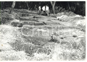 Fotografia d epoca originale 1978 VITERBO  ACQUAROSSA Escursione al sito archeologico Foto ANIMATA 18x13 cm 1