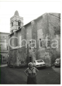 Fotografia d epoca originale 1981 TARQUINIA VT Ritratto femminile davanti alla Chiesa di San Pancrazio 1