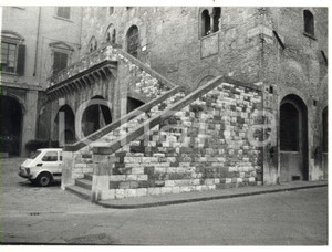 Fotografia d epoca originale 1980 PRATO Scalinata di Palazzo Pretorio Foto VINTAGE 18x13 cm 1