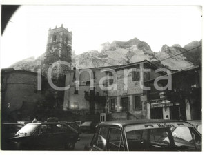 Fotografia d epoca originale 1981 CARRARA  COLONNATA MS Auto parcheggiate nella piazza centrale  Foto 1