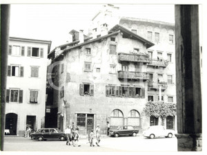 Fotografia d epoca originale 1973 TRENTO Passanti davanti a edificio storico Foto VINTAGE 18x13 cm 1