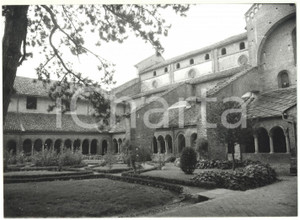 Fotografia d epoca originale 1981 STAFFARDA DI REVELLO Veduta sul chiostro dell abbazia di Santa Maria Foto 1