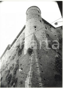 Fotografia d epoca originale 1981 CASTIGLIONE FALLETTO Veduta dal basso di un torre angolare del castello 1
