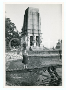 Fotografia d epoca originale 1972 PALLANZA Mausoleo Cadorna  Turista in posa sul molo  Foto 13x17 cm 1
