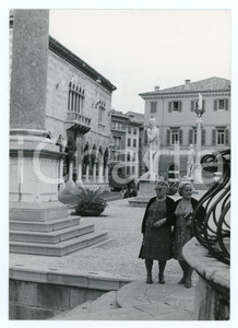 Fotografia d epoca originale 1979 UDINE Turiste in Piazza della LibertÃ   Foto 13x17 cm 1