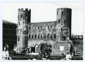Fotografia d epoca originale 1978 TORINO Turisti alla Porta Palatina  Foto 17x13 cm 1