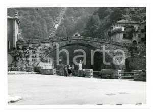 Fotografia d epoca originale 1972 PONTSAINTMARTIN AO Turisti in posa davanti al ponte romano  Foto 17x13 1