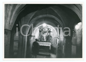 Fotografia d epoca originale 1972 AOSTA Turista alla cripta della Collegiata di Sant Orso  Foto 17x13 cm 1