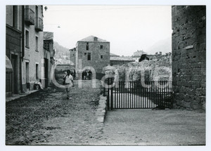 Fotografia d epoca originale 1978 AOSTA Turisti in una via della cittÃ   Foto 17x13 cm 1