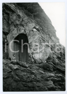 Fotografia d epoca originale 1976 DONNAS AO Turista visita i resti della strada romana  Foto 13x17 cm 1